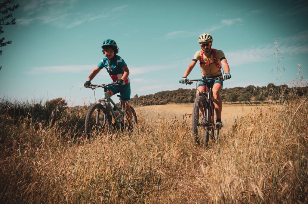 Grupo de jóvenes ciclistas durante una sesión de la Escuela BTT