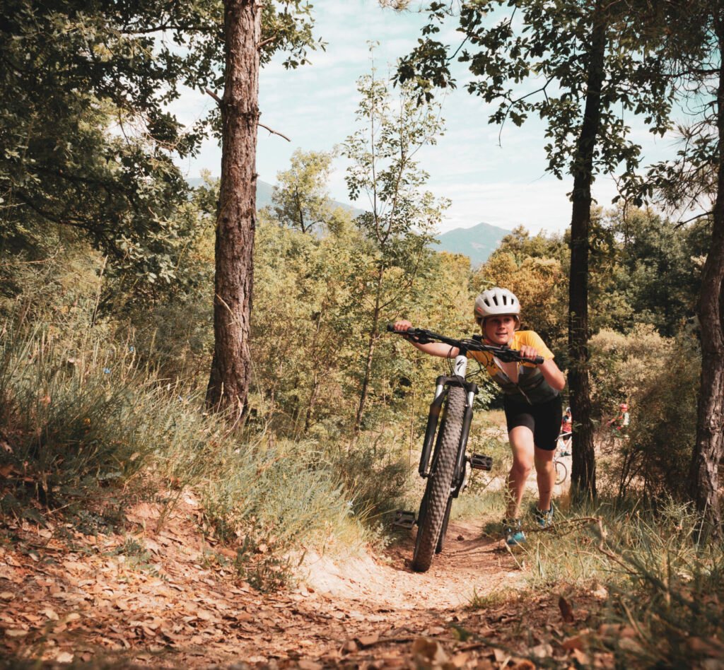 Jóvenes ciclistas formándose durante una actividad de BTT