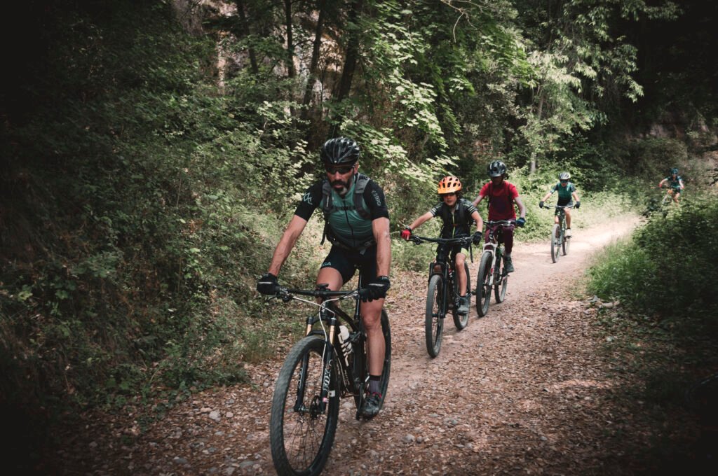 Participantes de la Escuela BTT en un sendero de montaña