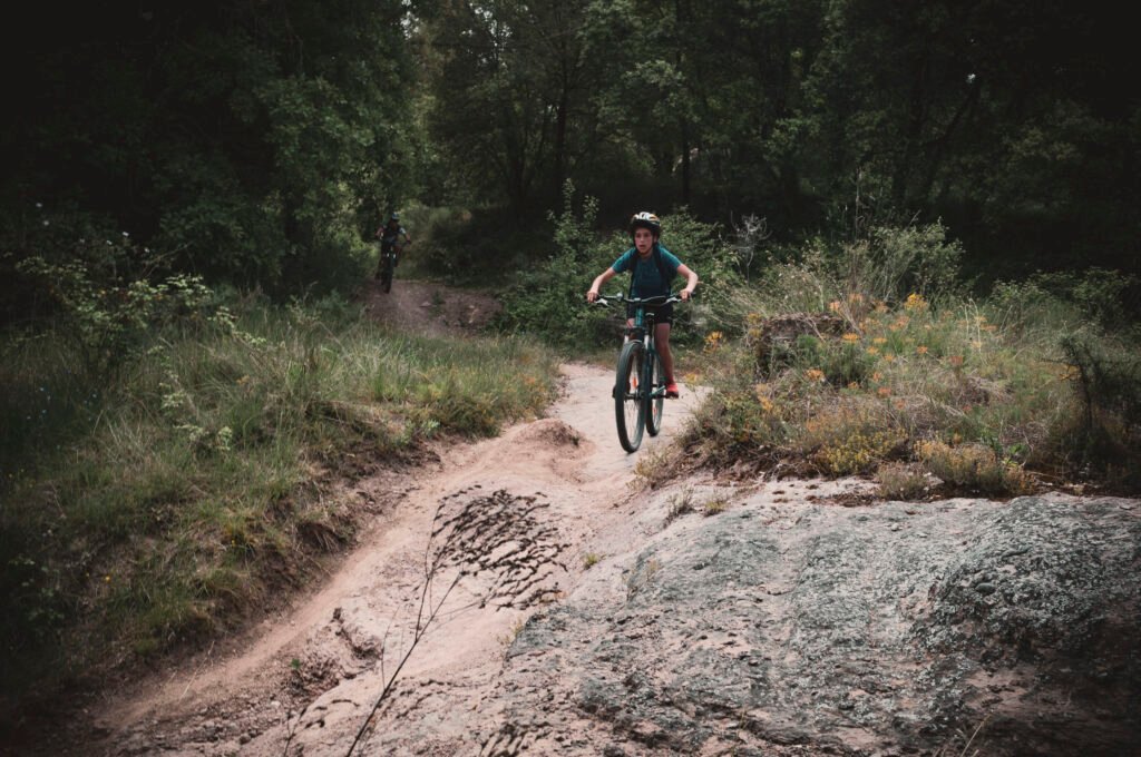 Jóvenes ciclistas en una actividad grupal de la Escuela BTT en el Berguedà