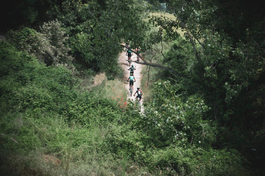 Niños y jóvenes en una salida de BTT por caminos del Berguedà